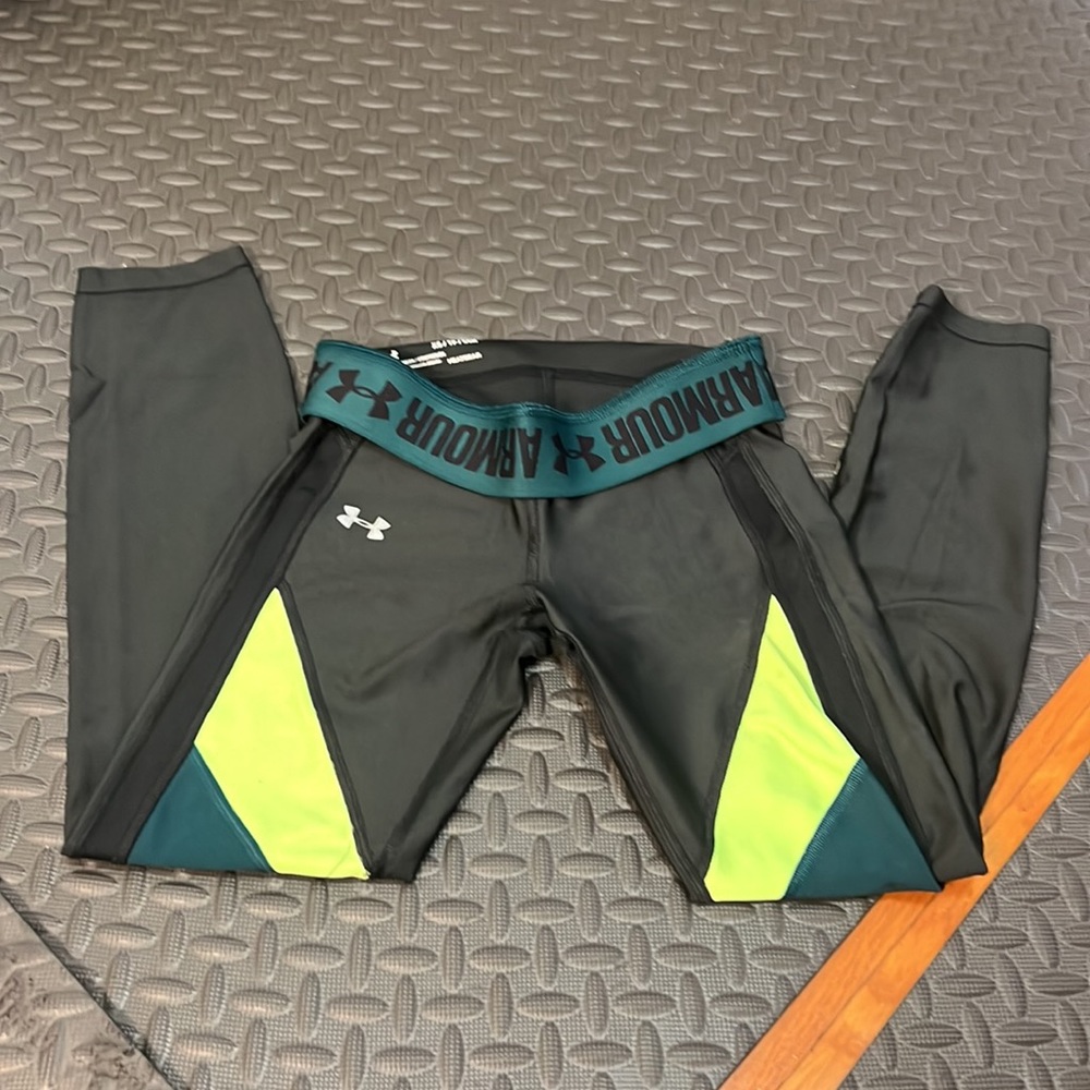 040 Under Armour black and green compression tights size XS.